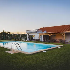 Alojamento de Acomodação e Pequeno-almoço With Pool & Garden ***